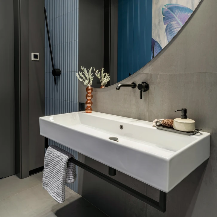 Salle de bain mansardée en cours de rénovation avec carrelage métro blanc partiellement posé, radiateur sèche-serviettes, sanitaires WC et bidet installés