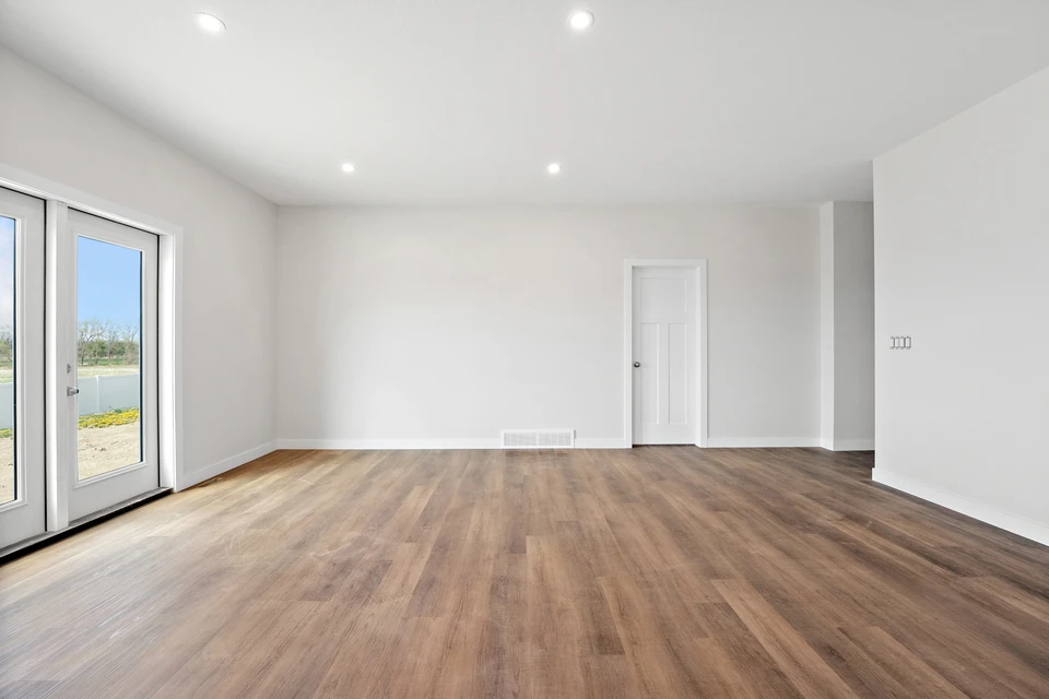 Salle de bain moderne épurée avec toilettes à poser blanches et lavabo suspendu rectangulaire